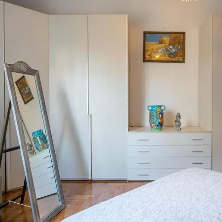Segrino, Elegant In The Heart Of The Isola District Apartment